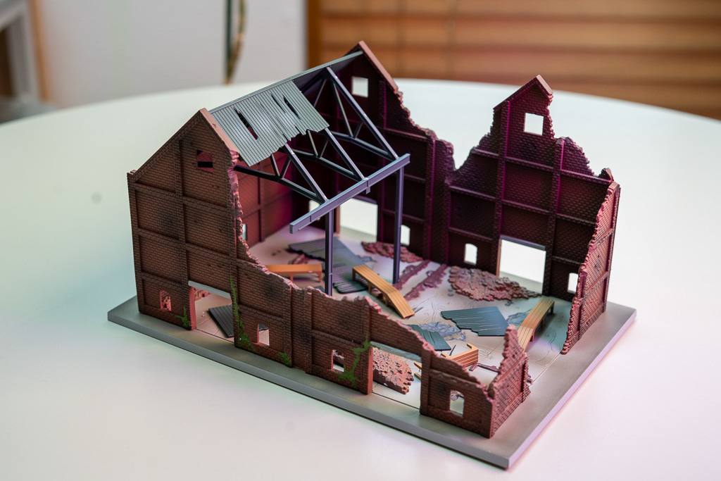 トミーテックのジオラマ 戦禍のコンビナートと朽ち果てた倉庫 – デジモット